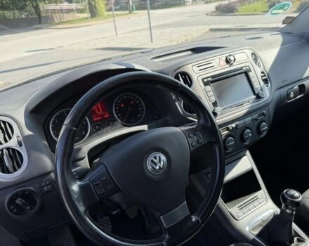 Черный Фольксваген Тигуан, объемом двигателя 2 л и пробегом 205 тыс. км за 4500 $, фото 5 на Automoto.ua