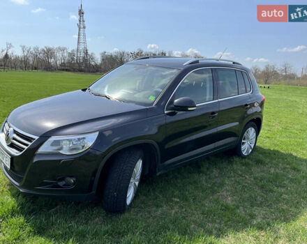 Чорний Фольксваген Тігуан, об'ємом двигуна 2 л та пробігом 260 тис. км за 13000 $, фото 4 на Automoto.ua