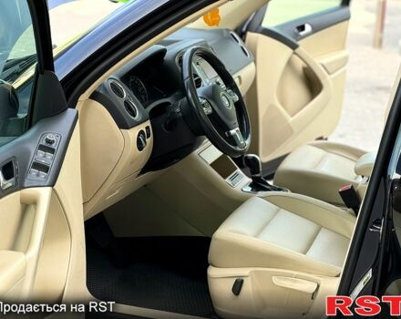 Черный Фольксваген Тигуан, объемом двигателя 2 л и пробегом 283 тыс. км за 9500 $, фото 1 на Automoto.ua