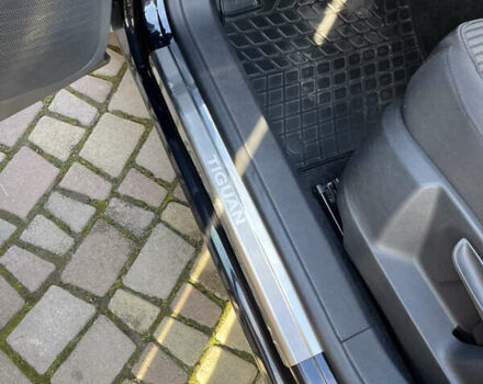 Чорний Фольксваген Тігуан, об'ємом двигуна 2 л та пробігом 170 тис. км за 13900 $, фото 15 на Automoto.ua