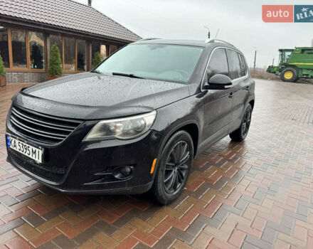 Чорний Фольксваген Тігуан, об'ємом двигуна 2 л та пробігом 285 тис. км за 13500 $, фото 2 на Automoto.ua
