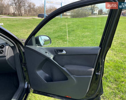 Чорний Фольксваген Тігуан, об'ємом двигуна 2 л та пробігом 260 тис. км за 13000 $, фото 6 на Automoto.ua