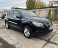 Чорний Фольксваген Тігуан, об'ємом двигуна 2 л та пробігом 157 тис. км за 9300 $, фото 1 на Automoto.ua