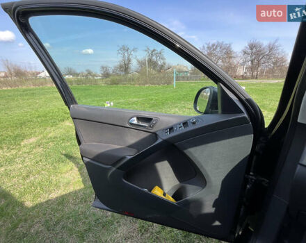 Чорний Фольксваген Тігуан, об'ємом двигуна 2 л та пробігом 260 тис. км за 13000 $, фото 16 на Automoto.ua