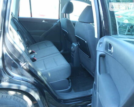 Черный Фольксваген Тигуан, объемом двигателя 2 л и пробегом 238 тыс. км за 10000 $, фото 4 на Automoto.ua