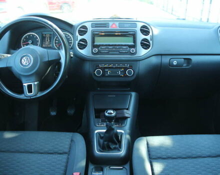 Черный Фольксваген Тигуан, объемом двигателя 2 л и пробегом 238 тыс. км за 10000 $, фото 5 на Automoto.ua