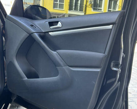 Чорний Фольксваген Тігуан, об'ємом двигуна 1.97 л та пробігом 185 тис. км за 15400 $, фото 9 на Automoto.ua