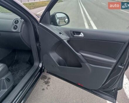 Черный Фольксваген Тигуан, объемом двигателя 2 л и пробегом 172 тыс. км за 12000 $, фото 16 на Automoto.ua