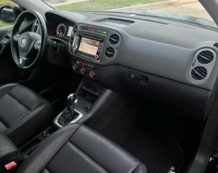 Черный Фольксваген Тигуан, объемом двигателя 2 л и пробегом 84 тыс. км за 2200 $, фото 7 на Automoto.ua