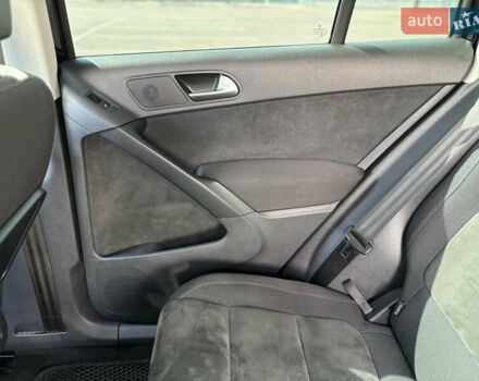 Черный Фольксваген Тигуан, объемом двигателя 1.4 л и пробегом 123 тыс. км за 15800 $, фото 60 на Automoto.ua