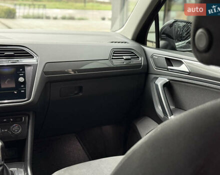 Черный Фольксваген Тигуан, объемом двигателя 2 л и пробегом 209 тыс. км за 23800 $, фото 17 на Automoto.ua