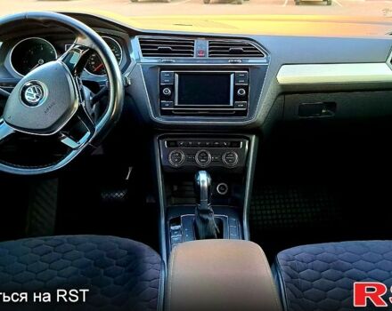 Черный Фольксваген Тигуан, объемом двигателя 2 л и пробегом 177 тыс. км за 20500 $, фото 5 на Automoto.ua