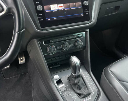 Черный Фольксваген Тигуан, объемом двигателя 1.98 л и пробегом 215 тыс. км за 26855 $, фото 2 на Automoto.ua