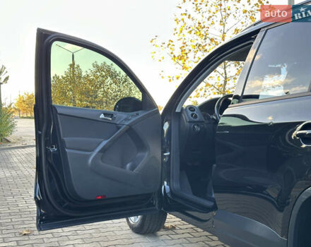 Черный Фольксваген Тигуан, объемом двигателя 2 л и пробегом 100 тыс. км за 14200 $, фото 48 на Automoto.ua