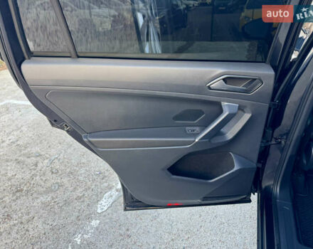 Черный Фольксваген Тигуан, объемом двигателя 1.98 л и пробегом 81 тыс. км за 21500 $, фото 38 на Automoto.ua