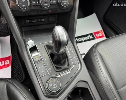 Черный Фольксваген Тигуан, объемом двигателя 2 л и пробегом 143 тыс. км за 18690 $, фото 27 на Automoto.ua