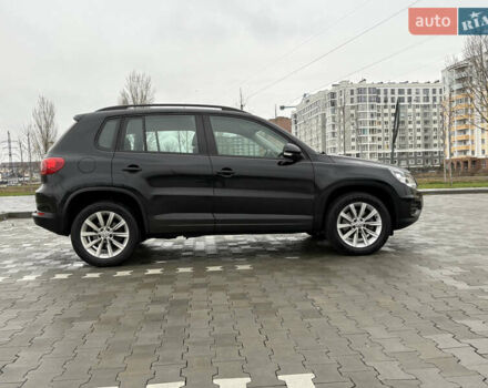 Черный Фольксваген Тигуан, объемом двигателя 2 л и пробегом 95 тыс. км за 14499 $, фото 4 на Automoto.ua