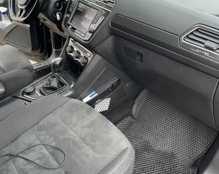 Черный Фольксваген Тигуан, объемом двигателя 2 л и пробегом 225 тыс. км за 24000 $, фото 10 на Automoto.ua