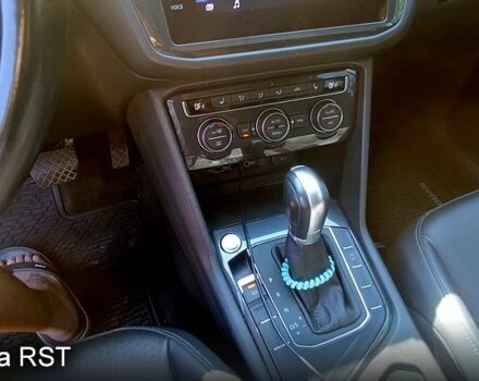 Чорний Фольксваген Тігуан, об'ємом двигуна 2 л та пробігом 110 тис. км за 18300 $, фото 2 на Automoto.ua