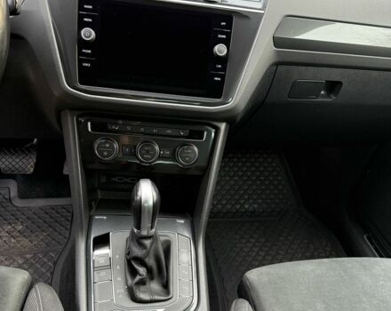 Черный Фольксваген Тигуан, объемом двигателя 2 л и пробегом 182 тыс. км за 27499 $, фото 6 на Automoto.ua