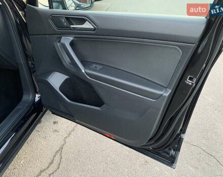 Черный Фольксваген Тигуан, объемом двигателя 2 л и пробегом 188 тыс. км за 12890 $, фото 72 на Automoto.ua