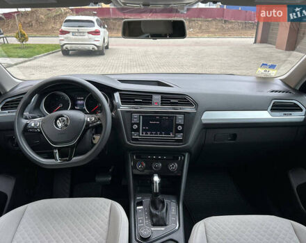 Черный Фольксваген Тигуан, объемом двигателя 2 л и пробегом 105 тыс. км за 16350 $, фото 22 на Automoto.ua