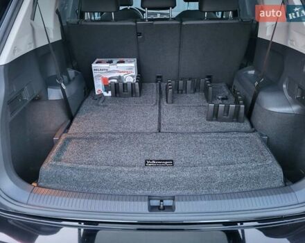 Чорний Фольксваген Тігуан, об'ємом двигуна 2 л та пробігом 101 тис. км за 21000 $, фото 26 на Automoto.ua