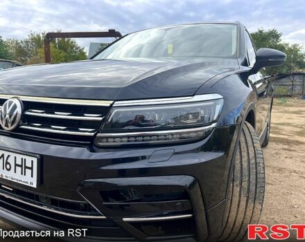 Черный Фольксваген Тигуан, объемом двигателя 2 л и пробегом 170 тыс. км за 21500 $, фото 1 на Automoto.ua