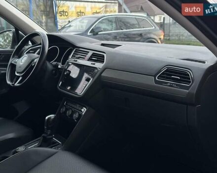 Чорний Фольксваген Тігуан, об'ємом двигуна 2 л та пробігом 200 тис. км за 15900 $, фото 24 на Automoto.ua