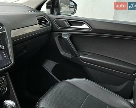 Чорний Фольксваген Тігуан, об'ємом двигуна 2 л та пробігом 200 тис. км за 15900 $, фото 39 на Automoto.ua