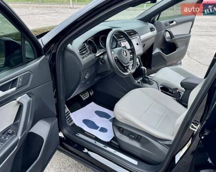 Чорний Фольксваген Тігуан, об'ємом двигуна 2 л та пробігом 74 тис. км за 19900 $, фото 17 на Automoto.ua