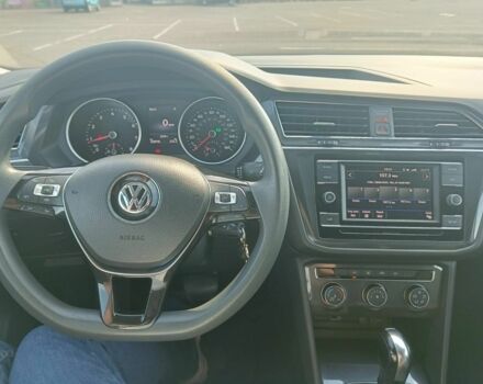 Чорний Фольксваген Тігуан, об'ємом двигуна 2 л та пробігом 130 тис. км за 16500 $, фото 2 на Automoto.ua