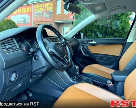 Черный Фольксваген Тигуан, объемом двигателя 2 л и пробегом 129 тыс. км за 20999 $, фото 4 на Automoto.ua