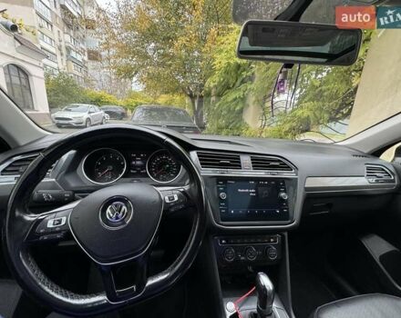 Чорний Фольксваген Тігуан, об'ємом двигуна 1.98 л та пробігом 199 тис. км за 17100 $, фото 9 на Automoto.ua