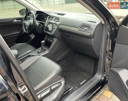 Чорний Фольксваген Тігуан, об'ємом двигуна 2 л та пробігом 124 тис. км за 19500 $, фото 51 на Automoto.ua