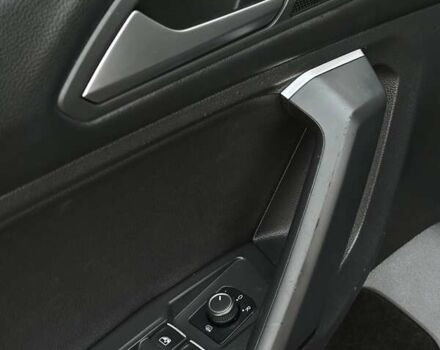 Чорний Фольксваген Тігуан, об'ємом двигуна 2 л та пробігом 200 тис. км за 15900 $, фото 32 на Automoto.ua