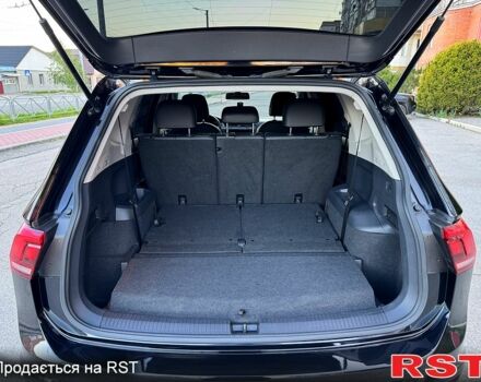 Черный Фольксваген Тигуан, объемом двигателя 2 л и пробегом 129 тыс. км за 20999 $, фото 6 на Automoto.ua