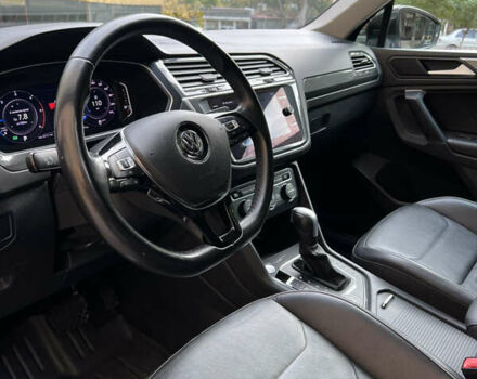 Черный Фольксваген Тигуан, объемом двигателя 1.98 л и пробегом 103 тыс. км за 31000 $, фото 26 на Automoto.ua