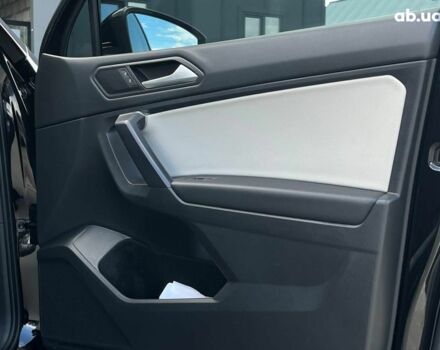 Черный Фольксваген Тигуан, объемом двигателя 2 л и пробегом 53 тыс. км за 24590 $, фото 38 на Automoto.ua