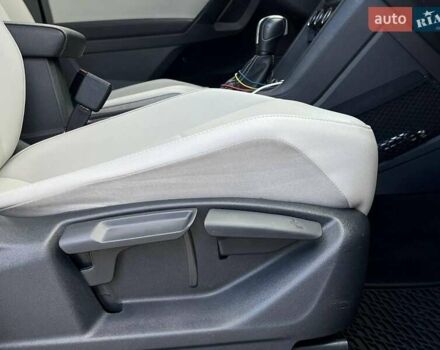 Черный Фольксваген Тигуан, объемом двигателя 2 л и пробегом 53 тыс. км за 24590 $, фото 37 на Automoto.ua