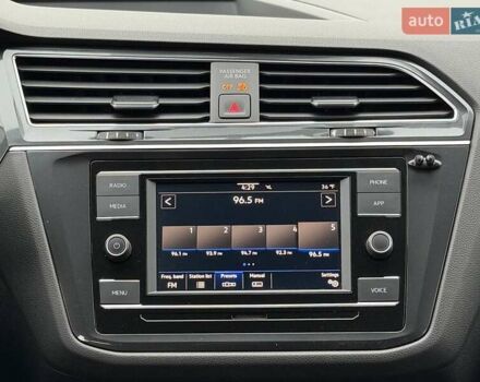 Чорний Фольксваген Тігуан, об'ємом двигуна 2 л та пробігом 129 тис. км за 17500 $, фото 32 на Automoto.ua