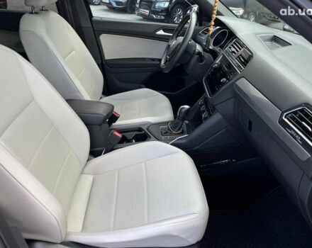 Черный Фольксваген Тигуан, объемом двигателя 2 л и пробегом 53 тыс. км за 24590 $, фото 34 на Automoto.ua