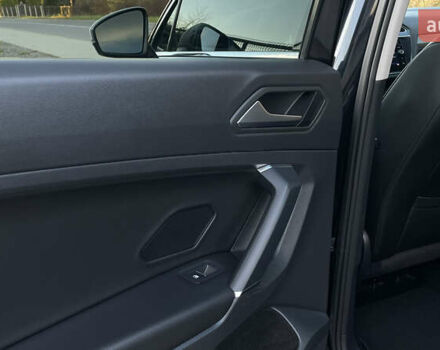 Черный Фольксваген Тигуан, объемом двигателя 2 л и пробегом 170 тыс. км за 18799 $, фото 63 на Automoto.ua