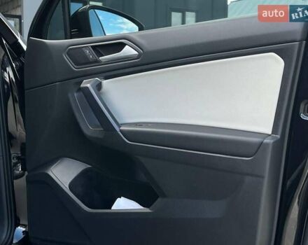 Черный Фольксваген Тигуан, объемом двигателя 2 л и пробегом 53 тыс. км за 24590 $, фото 38 на Automoto.ua