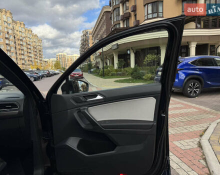 Черный Фольксваген Тигуан, объемом двигателя 2 л и пробегом 93 тыс. км за 23000 $, фото 24 на Automoto.ua