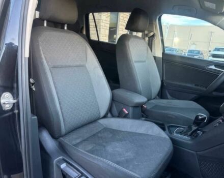 Чорний Фольксваген Тігуан, об'ємом двигуна 2 л та пробігом 44 тис. км за 15500 $, фото 6 на Automoto.ua