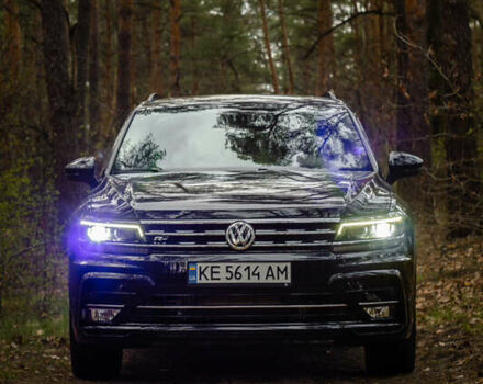 Чорний Фольксваген Тігуан, об'ємом двигуна 2 л та пробігом 53 тис. км за 21900 $, фото 3 на Automoto.ua