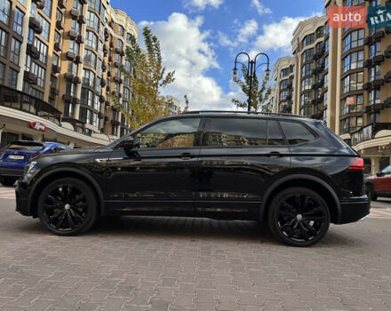 Черный Фольксваген Тигуан, объемом двигателя 2 л и пробегом 93 тыс. км за 23000 $, фото 1 на Automoto.ua