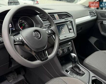 Чорний Фольксваген Тігуан, об'ємом двигуна 2 л та пробігом 129 тис. км за 17500 $, фото 18 на Automoto.ua