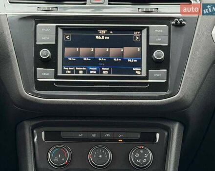 Чорний Фольксваген Тігуан, об'ємом двигуна 2 л та пробігом 129 тис. км за 17500 $, фото 33 на Automoto.ua